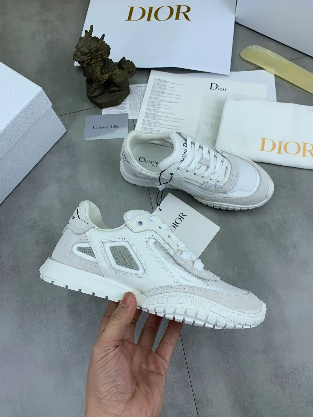 Men's men's shoes P560 new Dior Tech sneakers 2026 early spring series new products, with fashionable details, highlighting retro aesthetics. The light beige anti-suede cow leather upper is spliced ​​with apricot transparent mesh fabric on the side. The upper window edge is adhered with high-frequency flat ironing and back-pressure. It replicates the original craftsmanship, making it beautiful and comfortable without falling off. The interior is made of sheep lining of the same color and is soft and comfortable. The heel and tongue are embellished with the Paris logo. The textured TPU soles with the same color logo. The high-end version is exquisitely packaged with an airplane box, adding to the high-end style. Color: 4️⃣colors available Size: Female 35-41 Male 39-46